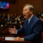 王世堅在立法院財政委員會進行質詢的畫面