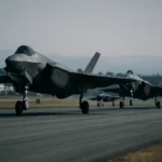 美军F-35A战斗机降落在日本三泽基地跑道上