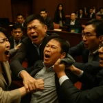 立法委員在立法院院會進行質詢，台下坐著多位部會首長準備備詢