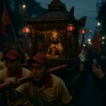 白沙屯拱天宮粉紅色媽祖神轎在進香隊伍中前行，大批香燈腳緊隨其後穿越台灣西部農村道路