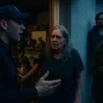 老旧小区一楼住户家中养满流浪猫，楼道堆满猫笼和猫砂盆