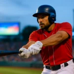 高中棒球選手在球場上練習投球動作