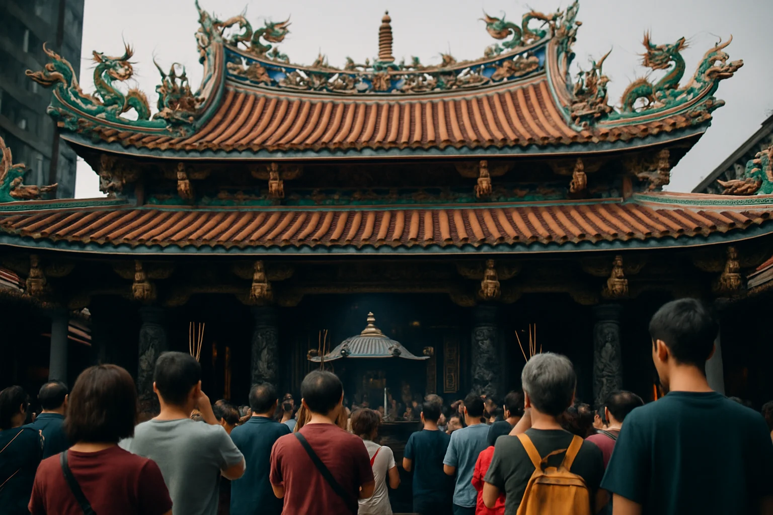 白沙屯拱天宮廟宇建築外觀，香客絡繹不絕，廟前廣場擠滿虔誠的信眾